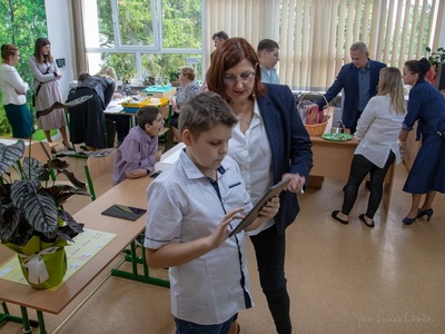 na zdjęciu uczeń SOSW w Węgorzewie wraz z Specjalistą ds. Edukacji Teresa Bryżys w tle pozostali zaproszeni goście oraz wychowankowie 