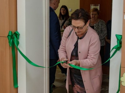 na zdjęciu przewodnicząca Rady Powiatu Halina Faj przecinająca wstęgę 