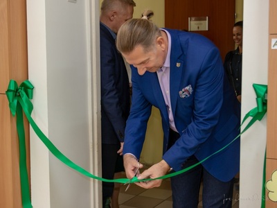 na zdjęciu przewodniczący Komisji ds. Społecznych i Finansów Eugeniusz Pieczul przecinająca wstęgę 