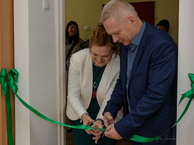 Dyrekcja SOSW w Węgorzewie przecinająca wstęgę