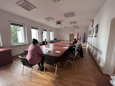 rada Działalności Pożytku Publicznego przy stole w sali konferencyjnej Starostwa Powiatowego w Węgorzewie w tle herby gmin