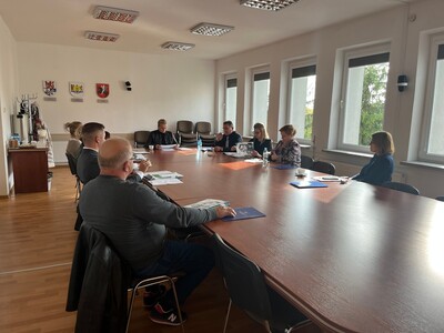 Członkowie Powiatowej Rady Rynku w Węgorzewie siedzą przy stole w sali konferencyjnej Starostwa Powiatowego w Węgorzewie