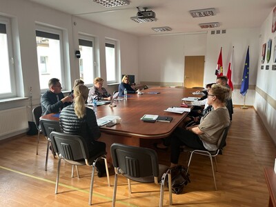 Członkowie Powiatowej Rady Rynku w Węgorzewie siedzą przy stole w sali konferencyjnej Starostwa Powiatowego w Węgorzewie