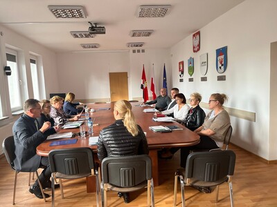 Członkowie Powiatowej Rady Rynku w Węgorzewie siedzą przy stole w sali konferencyjnej Starostwa Powiatowego w Węgorzewie