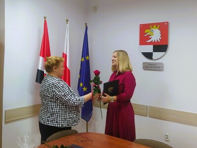 Starosta Węgorzewski Pani Marzenna Supranowicz wręcza nagrodę Pani Indze Sztabińskiej Dyrektor Poradni Psychologiczno-Pedagogicznej.