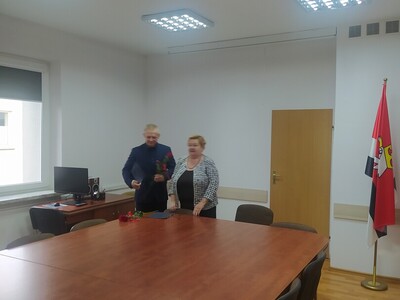 Starosta Węgorzewski Pani Marzenna Supranowicz wręcza nagrodę Panu  Andrzejowi Raczkowskiemu Dyrektorowi  SOSW w Węgorzewie.