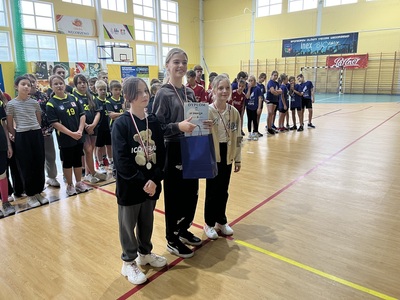 uczennice SP Radzieje z dyplomem oraz medalami, w tle reszta zawodników