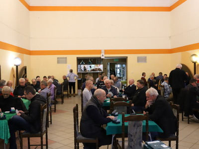 zawodnicy przy stołach w czasie trwających rozgrywek