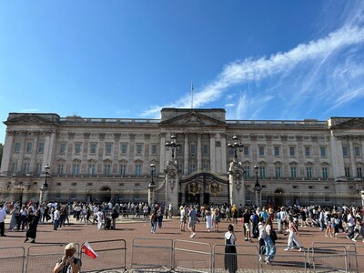 Uczestnicy wycieczki przed Buckingham Palace.