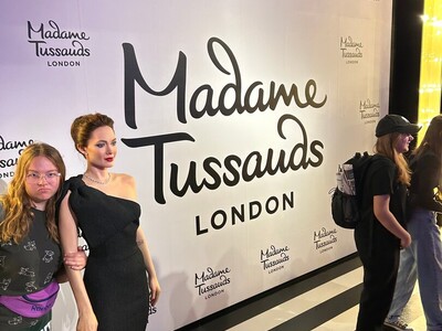 Uczestnicy wycieczki w muzeum figur woskowych madame Tussauds.