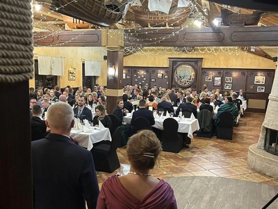 uczestnicy balu siedzący przy stołach na sali w Ośrodku Ognisty Ptak w Ogonkach