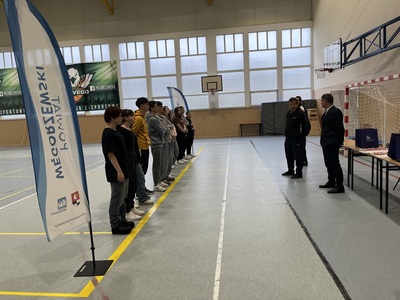 sędzia zawodów wraz z wicestarostą naprzeciw stoją zawodnicy 