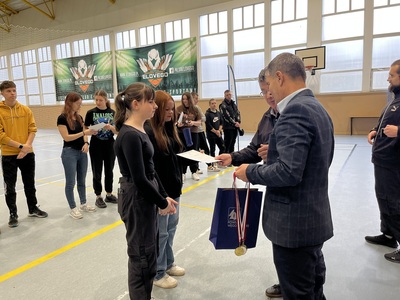 Wicestarosta wręcza nagrody dla zawodników, którzy zwyciężyli 