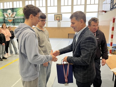 Wicestarosta wręcza nagrody dla zawodników, którzy zwyciężyli 