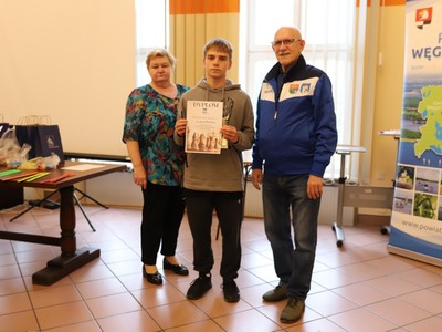 starosta powiatu węgorzewskiego wraz z uczestnikiem turnieju