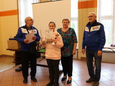 starosta powiatu węgorzewskiego wraz z uczestniczką turnieju oraz organizatorami