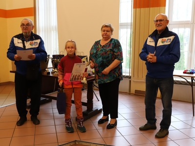 starosta powiatu węgorzewskiego wraz z uczestniczką turnieju oraz organizatorami