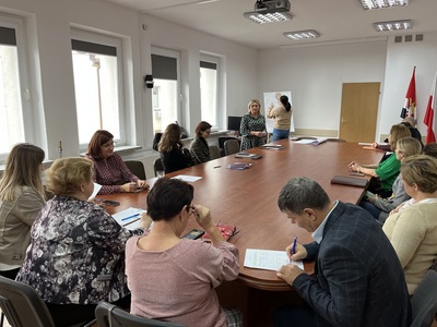 uczestnicy spotkania siedzą przy stole w Sali konferencyjnej Starostwa Powiatowego w Węgorzewie