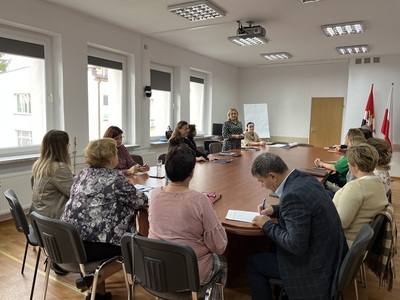 uczestnicy spotkania siedzą przy stole w Sali konferencyjnej Starostwa Powiatowego w Węgorzewie 