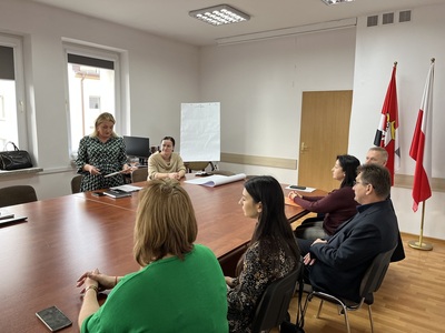 uczestnicy spotkania siedzą przy stole w Sali konferencyjnej Starostwa Powiatowego w Węgorzewie 