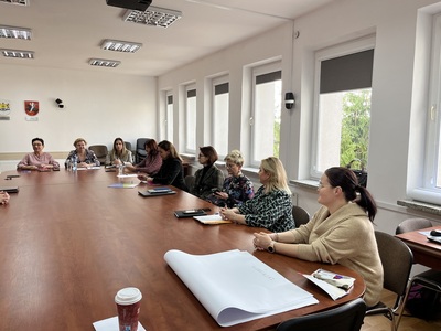 uczestnicy spotkania siedzą przy stole w Sali konferencyjnej Starostwa Powiatowego w Węgorzewie 