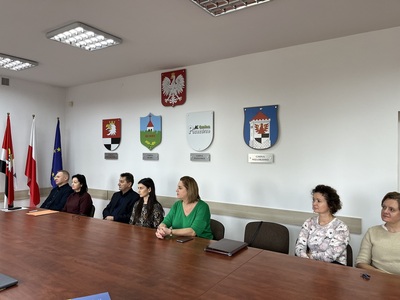 uczestnicy spotkania siedzą przy stole w Sali konferencyjnej Starostwa Powiatowego w Węgorzewie 