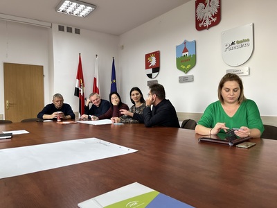 uczestnicy spotkania siedzą przy stole w Sali konferencyjnej Starostwa Powiatowego w Węgorzewie 