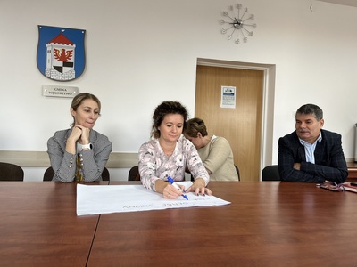 uczestnicy spotkania siedzą przy stole w Sali konferencyjnej Starostwa Powiatowego w Węgorzewie 