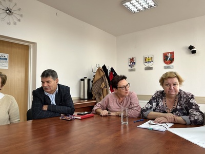 uczestnicy spotkania siedzą przy stole w Sali konferencyjnej Starostwa Powiatowego w Węgorzewie 
