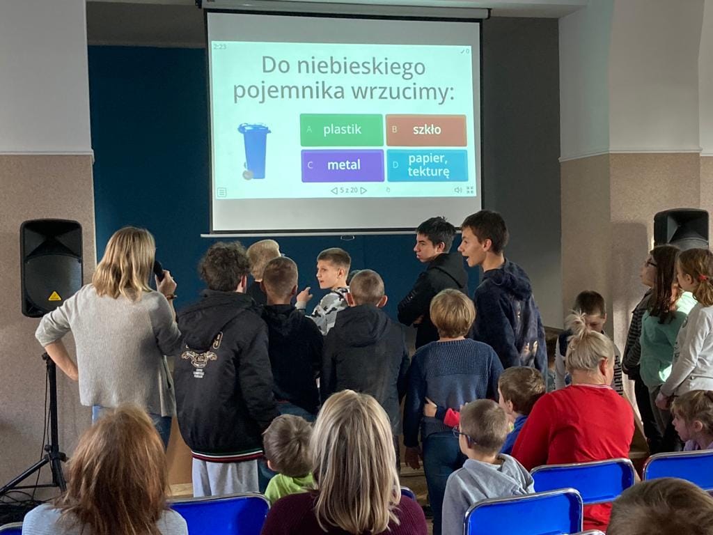 dzieci podczas lekcji przed tablicą