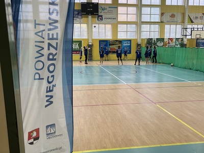 na zdjęciu napis powiat węgorzewski w tle zawodnicy
