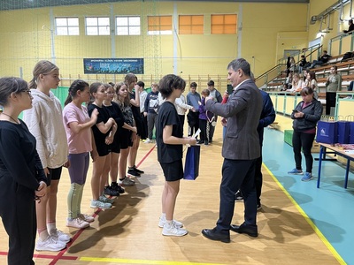 wicestarosta węgorzewski wręcza medal wraz z dyplomem dla kapitana drużyny