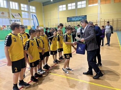 wicestarosta węgorzewski wręcza medal wraz z dyplomem dla kapitana drużyny