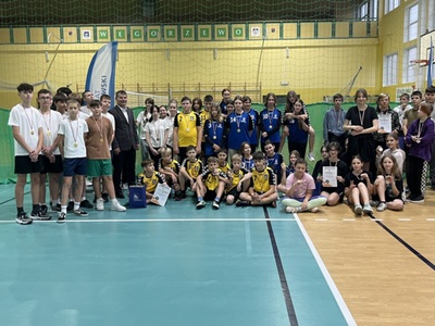 zdjęcie grupowe wszyscy zawodnicy biorący udział w zawodach wraz z trenerami oraz wicestarostą węgorzewskim