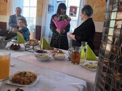 wręczenie kwiatów Przewodniczącej Polskiego Związku Niewidomych koło w Węgorzewie