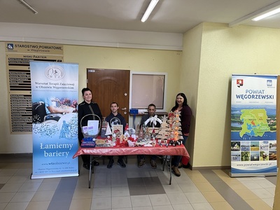 przedstawiciele WTZ w Olszewie Węgorzewskim stoją przy stoisku promocyjnym