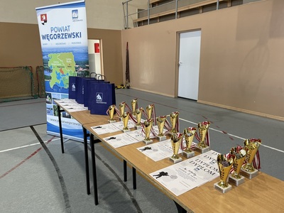 puchary oraz dyplomy w tle rollup powiatu węgorzewskiego