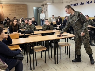 uczestnicy siedzą przy ławkach podczas szkolenia BLOS