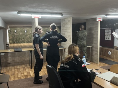 zawodnicy w trakcie strzelania