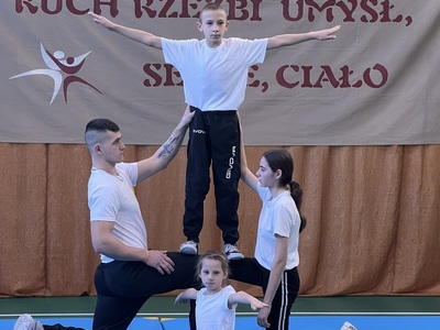na zdjęciu czwórka zawodników wykonująca figurę gimnastyczną