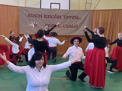 uczniowie podczas tańca