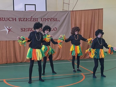 uczniowie podczas tańca