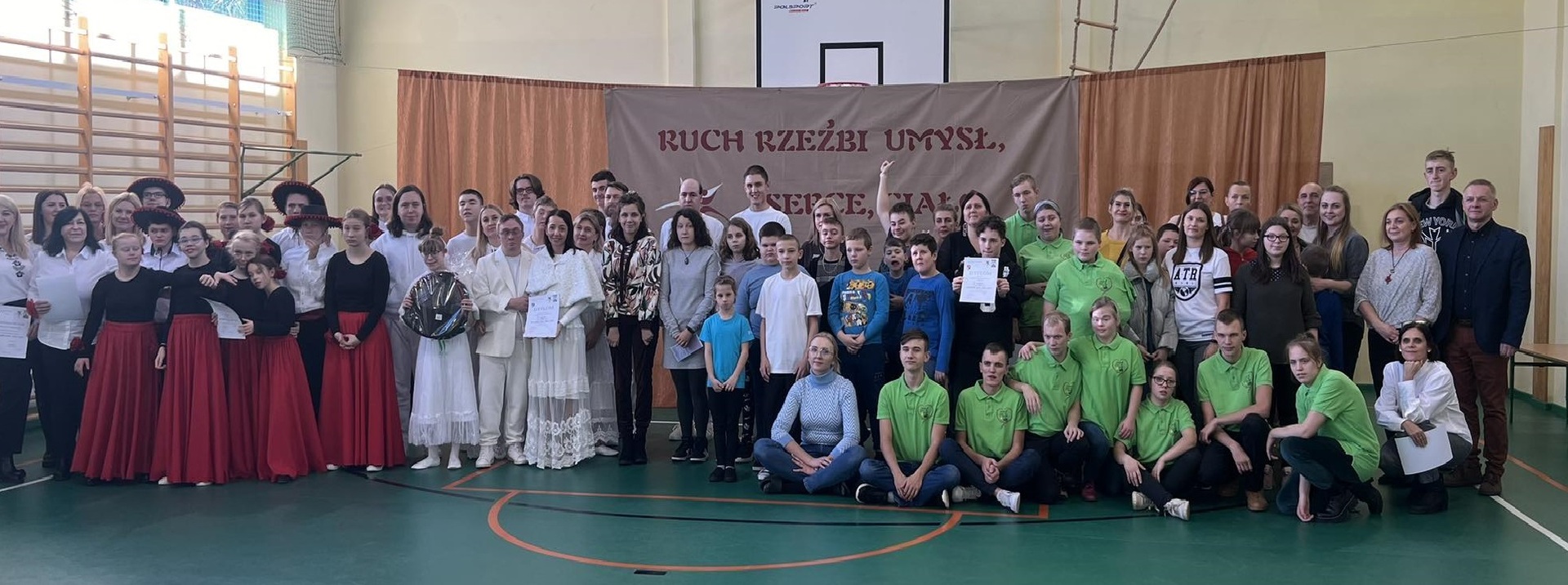 na zdjęciu wszyscy uczestnicy wraz z opiekunami