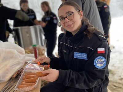 uczennica podczas przygotowania posiłku