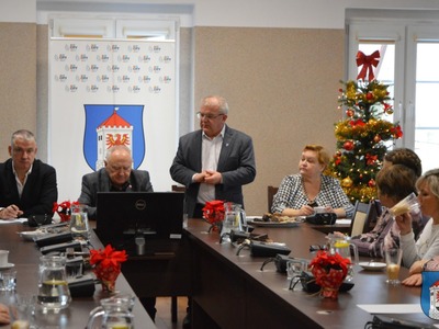uczestnicy konferencji siedzą przy stole w sali konferencyjnej w Urzędzie Miejskim w Węgorzewie