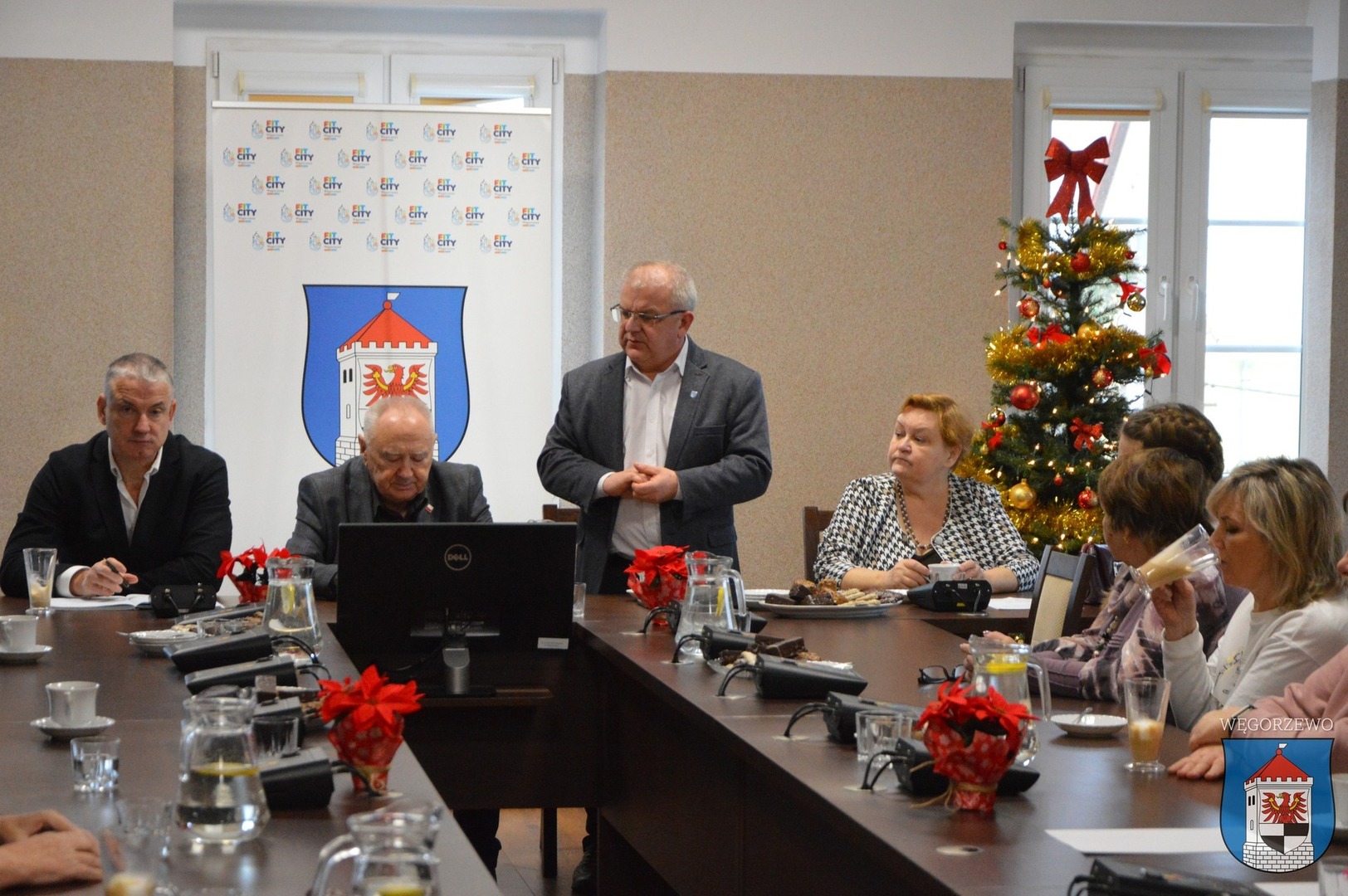 uczestnicy konferencji siedzą przy stole w sali konferencyjnej w Urzędzie Miejskim w Węgorzewie
