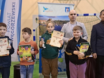 uczestnicy turnieju po rozdaniu nagród  