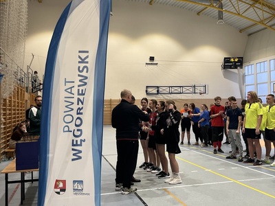 wicestarosta wręcza dyplom dla kapitana drużyny