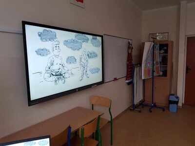 na zdjęciu tablica interaktywna w jednej z klas SOSW