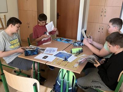 uczniowie podczas zajęć